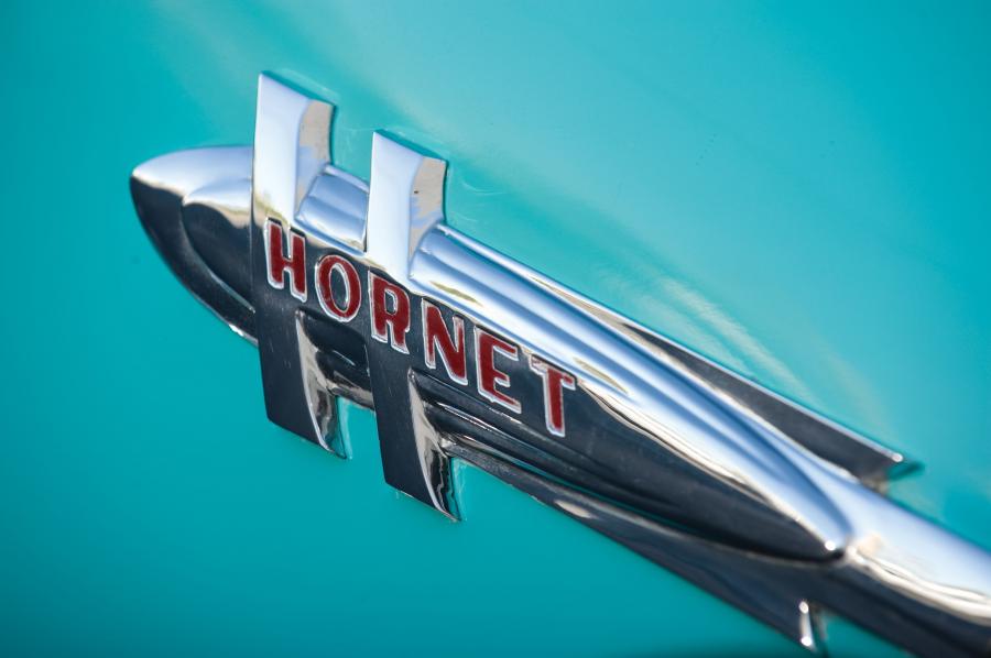 Логотип Hudson Hornet Twin H-Power Club Coupe 1953 года  (фото 5 из 8)